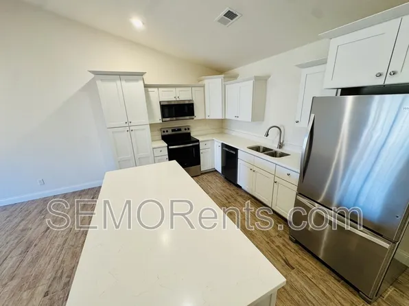 3802 McKendree Crossing Dr, Jackson, MO