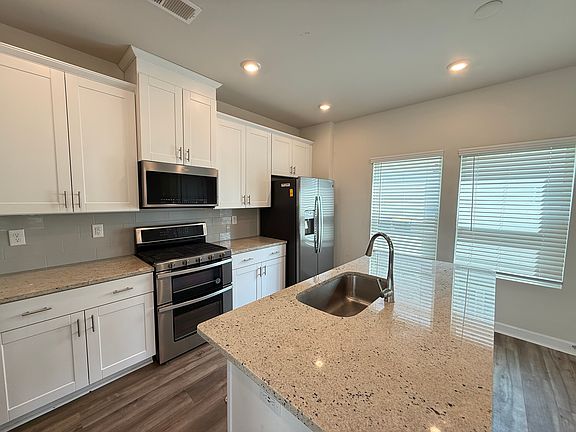 3rd image of 525 Nixon Rd
