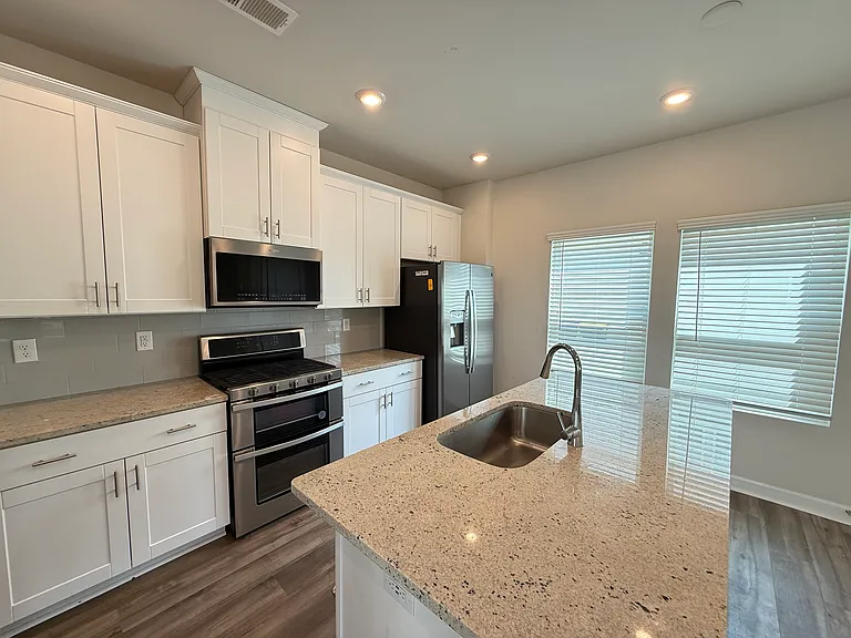 525 Nixon Rd — Photo 3