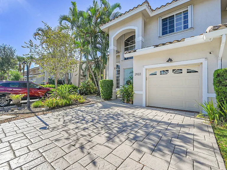 2922 Port Royale Ln S — Photo 1