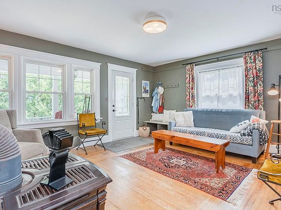 5th image of 164 Cottage St