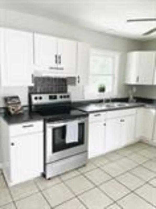 4 bed, 2.0 bath, 1392 sqft, $1,650 — Photo 2