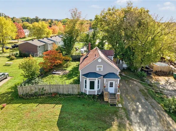 272 Hughes St, Fredericton, NB E3A 2W3