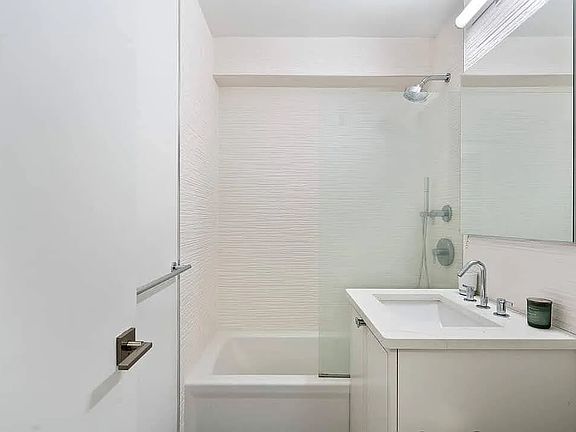 5th image of 77 W 55th St APT 2H