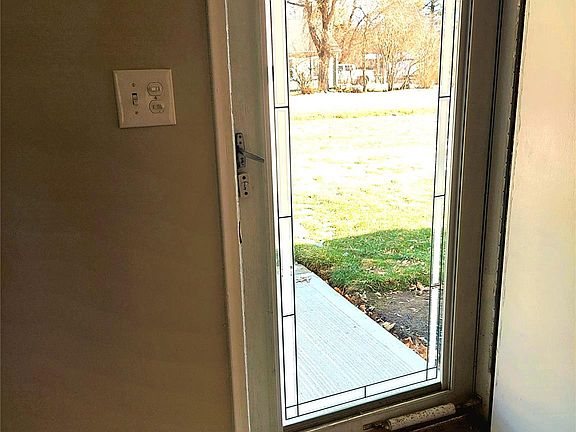 3rd image of 945 N Commerce Rd