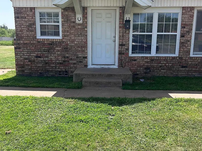 1140 Covington St — Photo 2