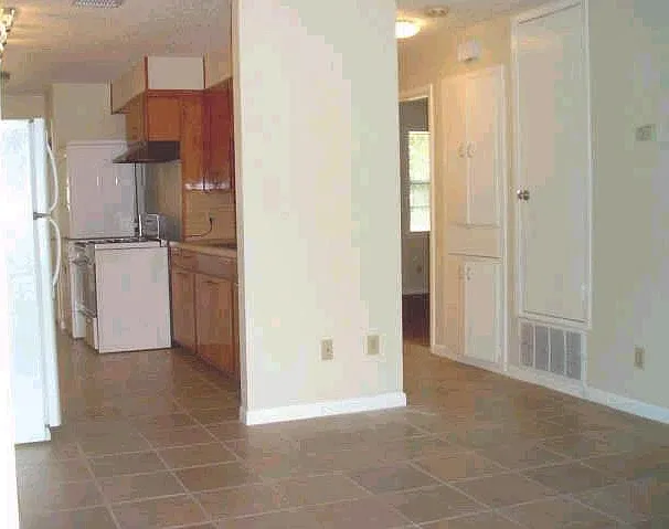 2 bed, 750 sqft, $950 — Photo 2