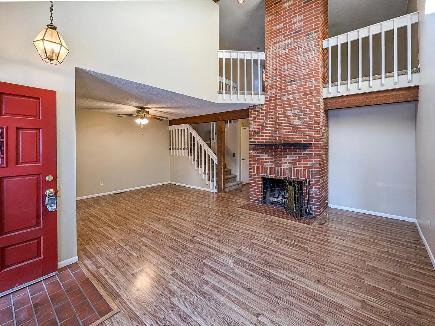 Two Story 3 bedroom +Loft townhome with a pool — Photo 3