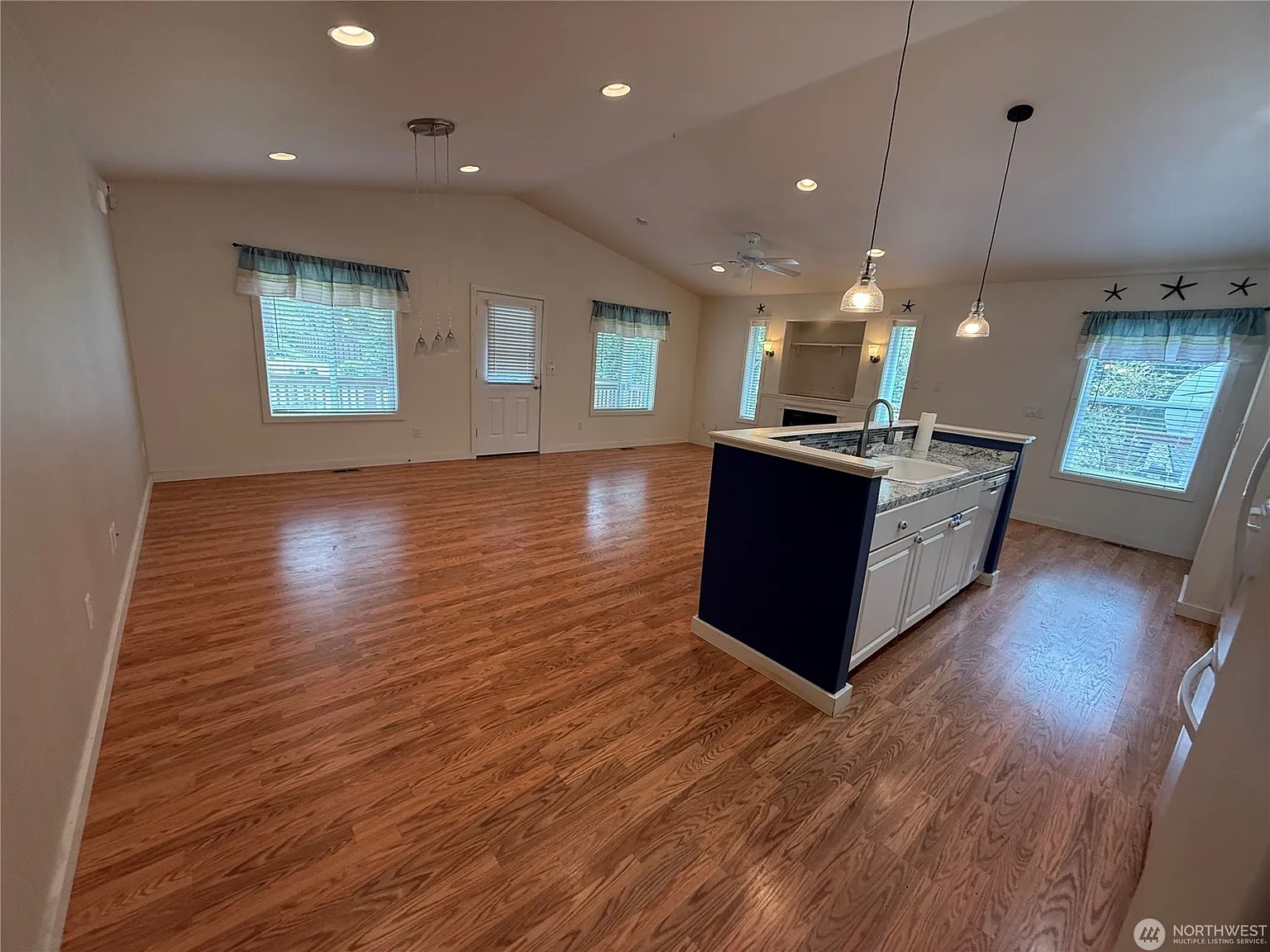 2 bed, 1013 sqft, $2,000 — Photo 4