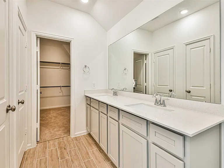 678 Royal Arch — Photo 24