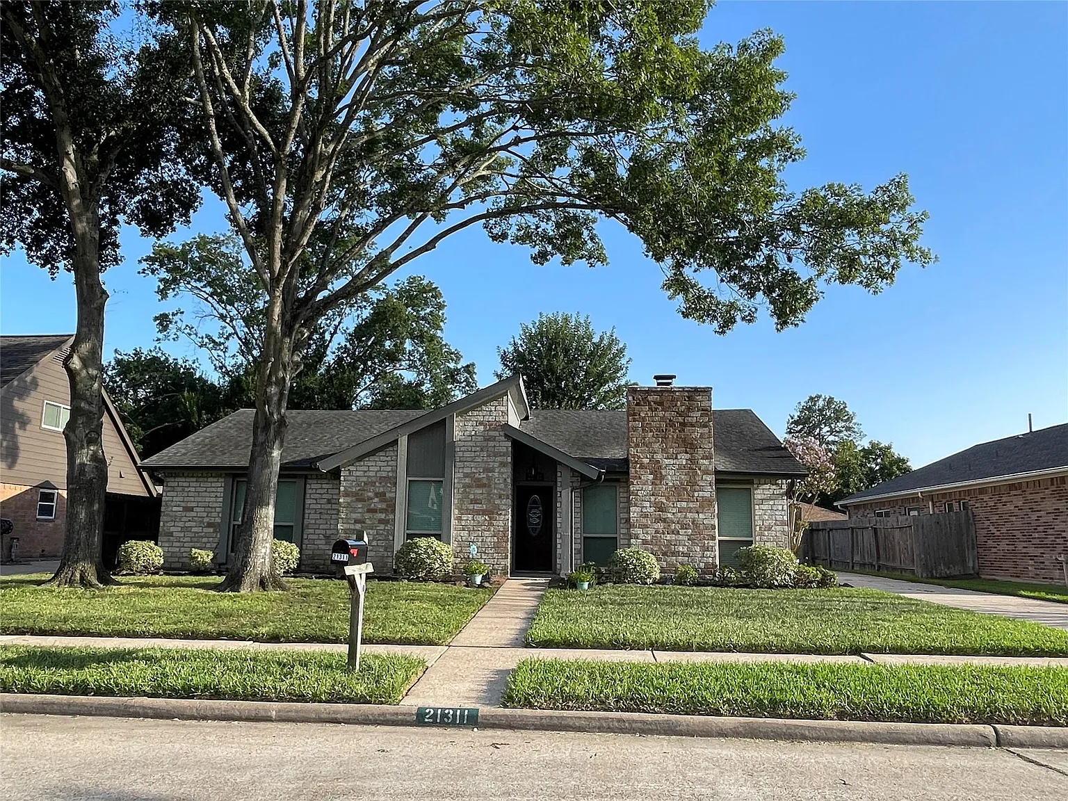 3 bed, 2.0 bath, 2184 sqft, $2,300 — Photo 2