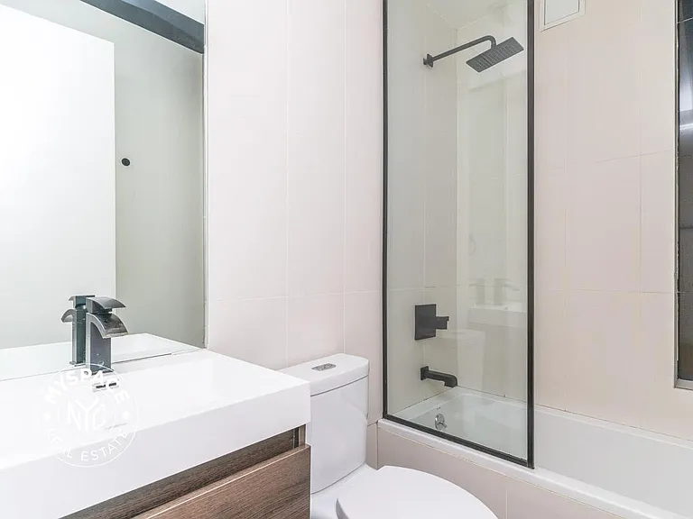 87 Montrose Ave #2R — Photo 6