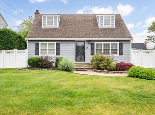 129 Michel Ave, Farmingdale, NY 11735