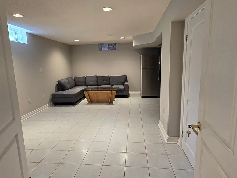 25 Pilkington Cres #BASEMENT — Photo 4