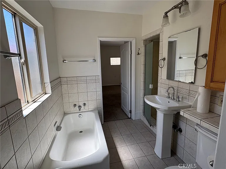 1052 W 25th St — Photo 14