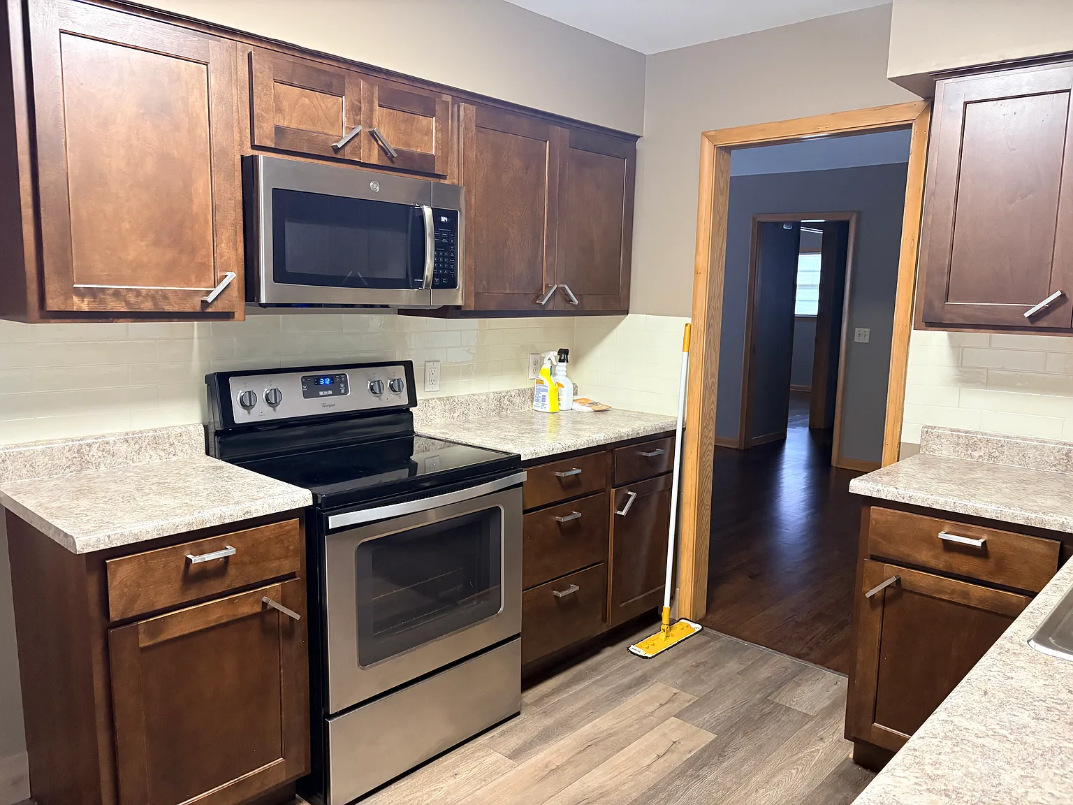 2 bed, 828 sqft, $1,600 — Photo 3
