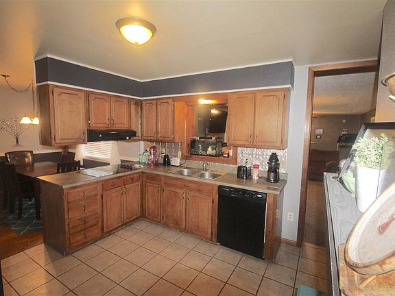5th image of 608 East St