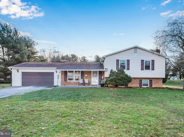 34 E Oakwood Dr, Carlisle, PA 17015