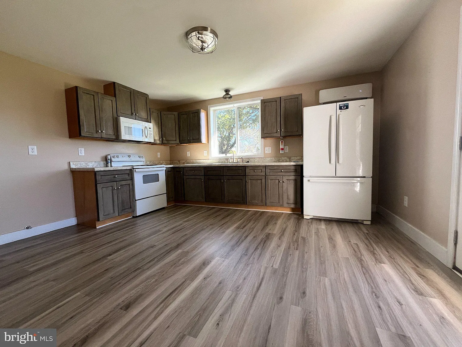 3 bed, 1.5 bath, 1500 sqft, $1,250 — Photo 2
