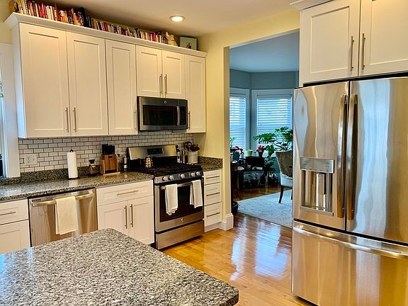 4th image of 19 Nursery St #19