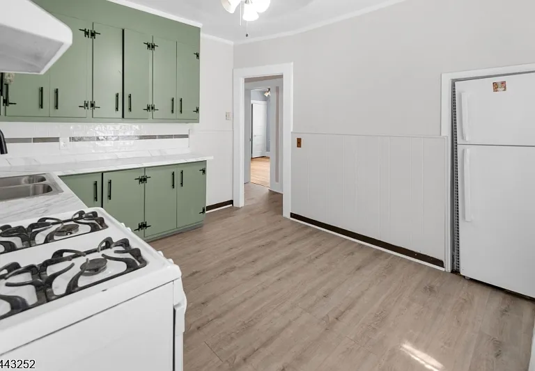 558 Argyle Ave #2 — Photo 4