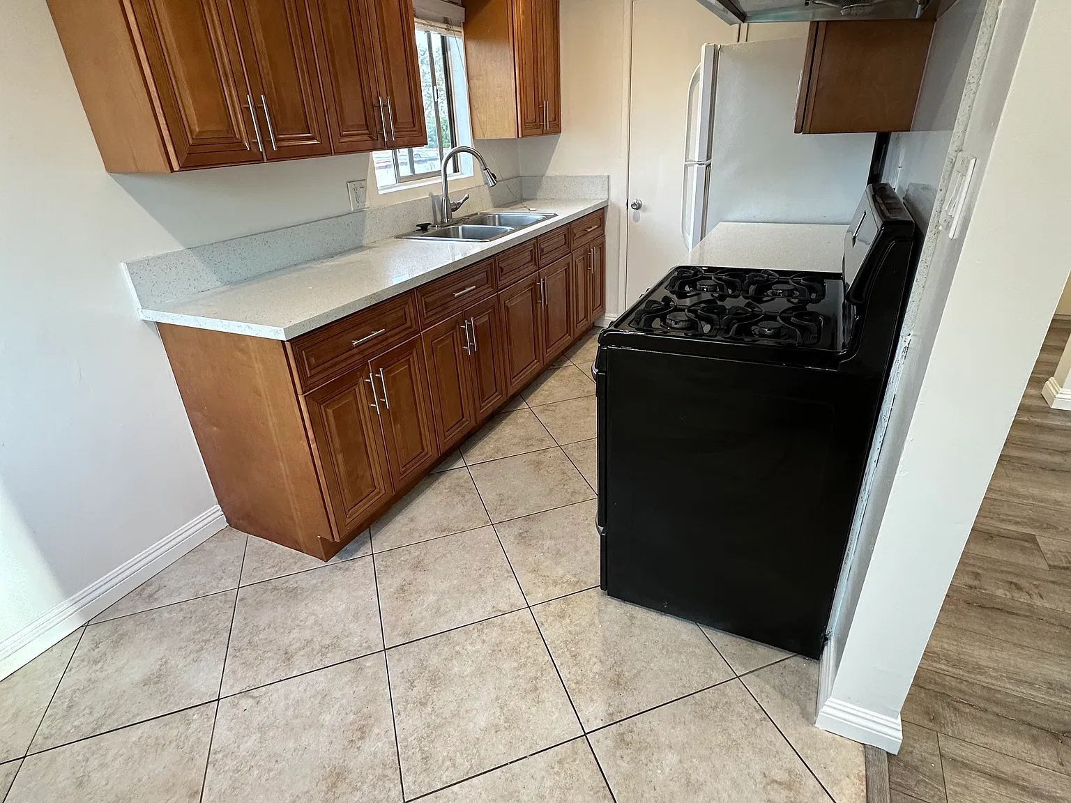 908 E Hellman Ave — Photo 3