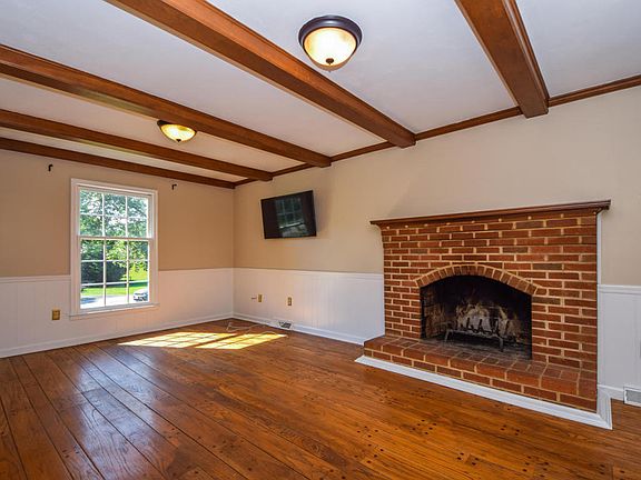 5th image of 211 Ivy Ln
