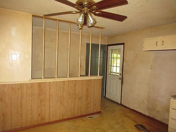 kitchen eating area