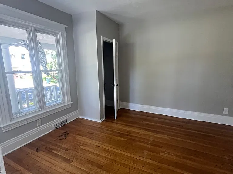 256-258 Woodbine Ave — Photo 14