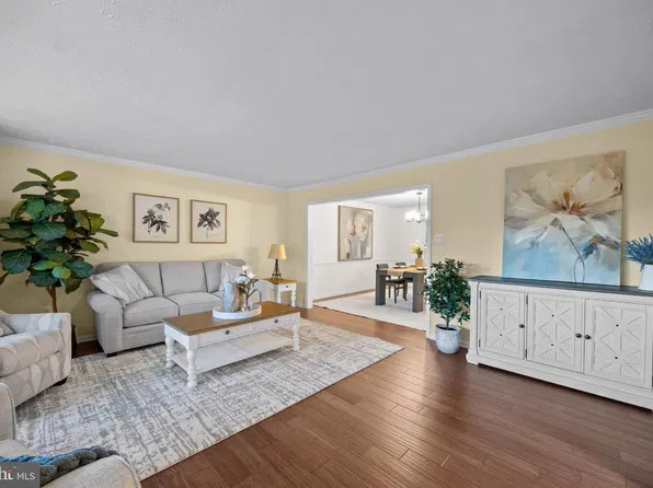 203 Markwood Dr, Sterling, VA 20165