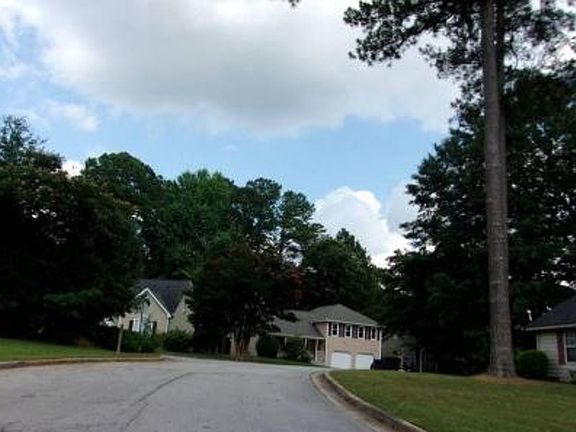 Exterior Neighborhood (street photo)