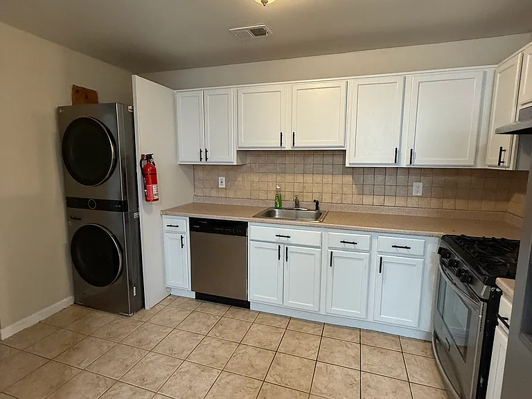 905 Olive St #1 — Photo 3