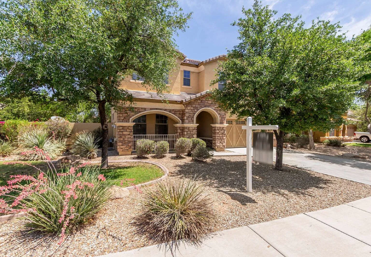 3 bed, 2.5 bath, 2417 sqft, $2,295 — Photo 3