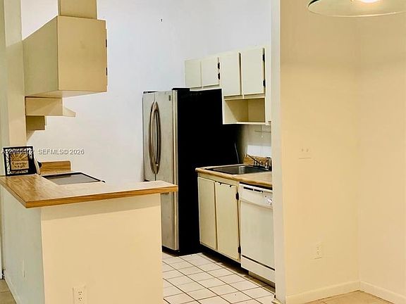 5th image of 809 NE 199th St APT 206-7