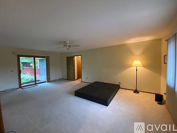 4th image of 2250 Woodlawn St Room 1000