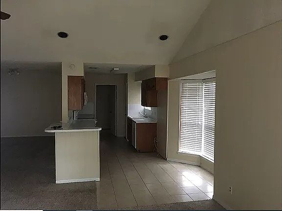 4th image of 2318 Cambridge Ct N