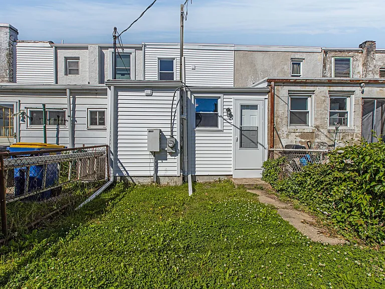 733 Center St — Photo 25