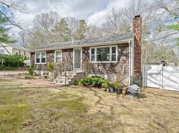 1 Carver Rd, Plymouth, MA 02360