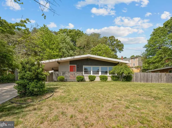 2908 Farmington Dr, Alexandria, VA 22303