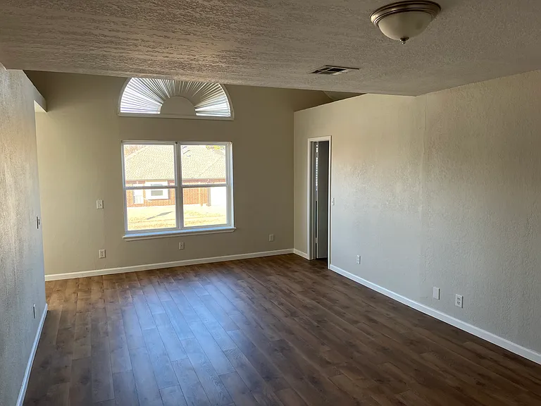 2709 Bishops Dr — Photo 4
