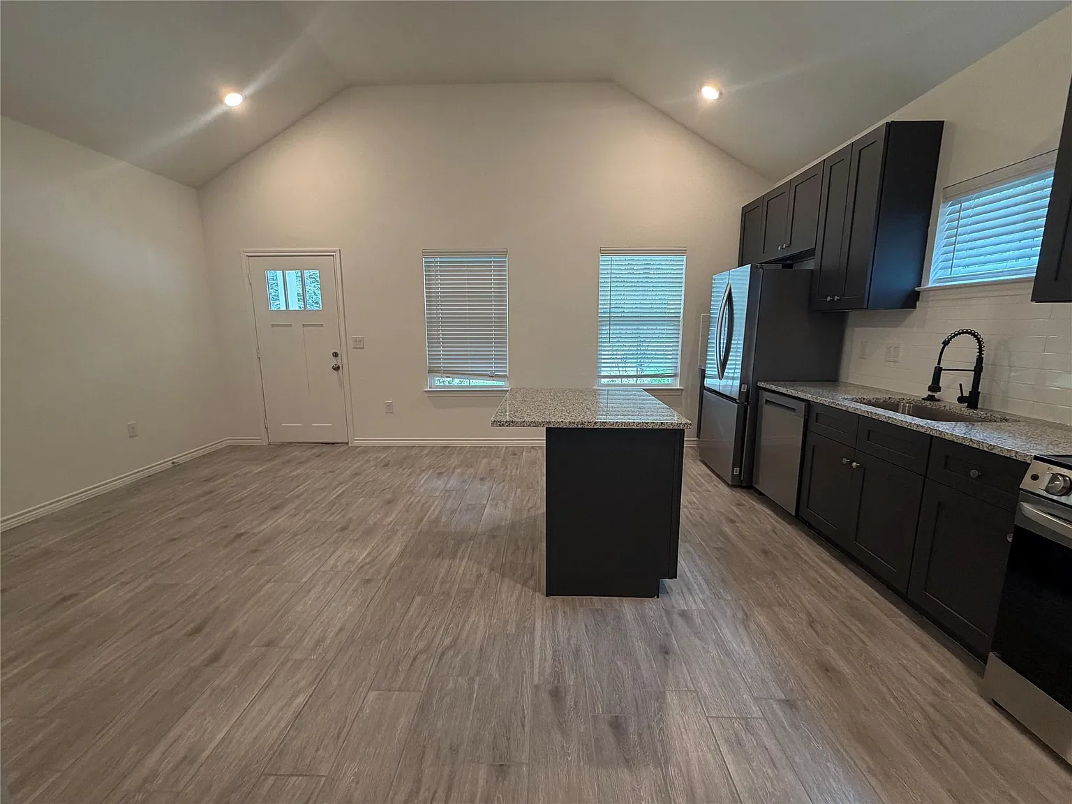 3 bed, 2.0 bath, 958 sqft, $1,395 — Photo 4