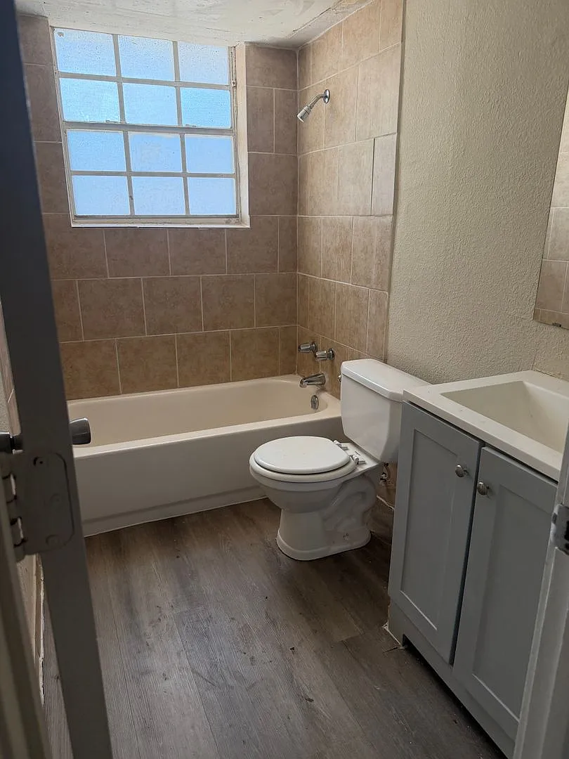 4521 Columbia Apartmetns — Photo 3