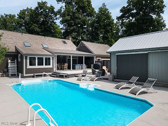 3rd image of 860 Wildwood Ct