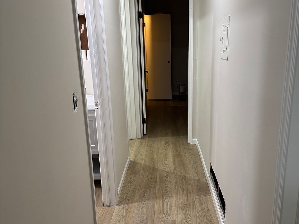 Hallway to bedrooms and bathroom