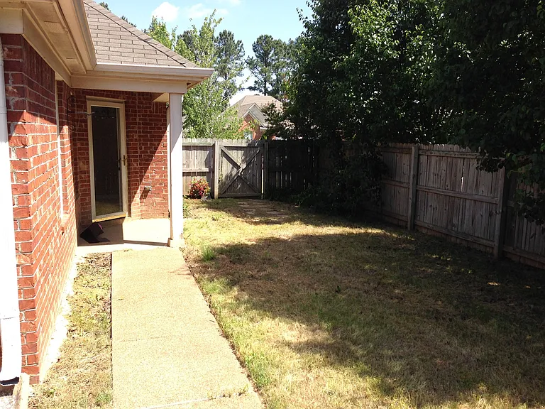 1098 Breezy Valley Dr — Photo 3
