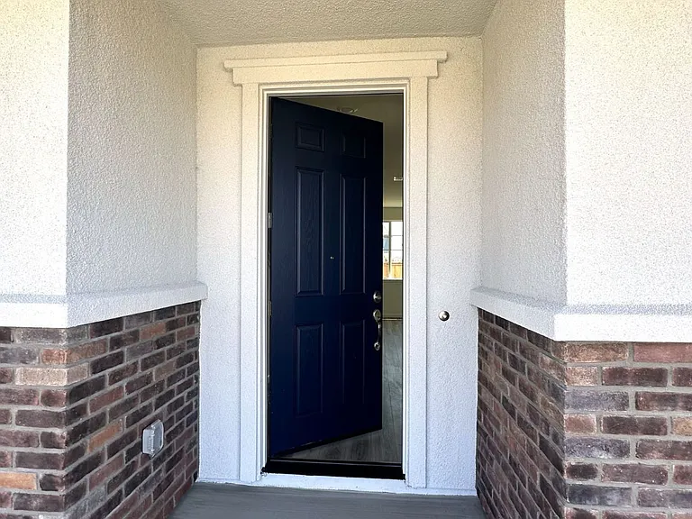 621 Cogburn Cir — Photo 2