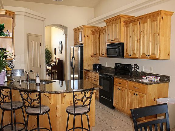 Large Kitchen w/lots storage