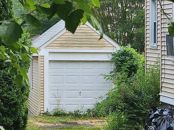2nd image of 305 Lismore Ave