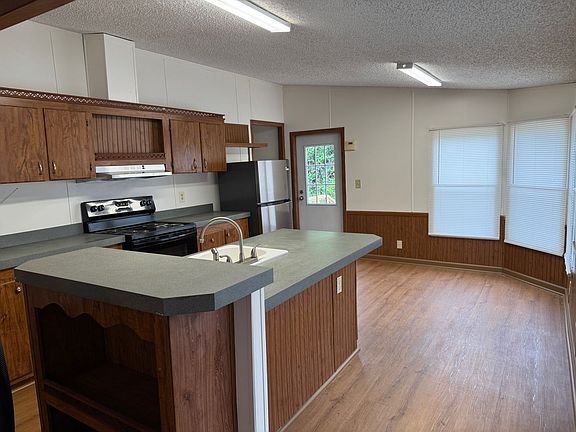 2nd image of 3 Leslie Cir