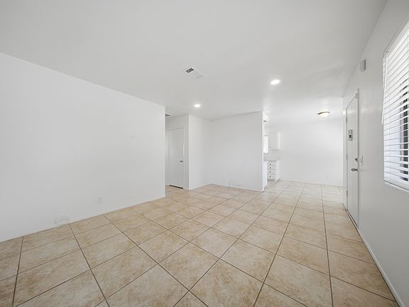 4th image of 42030 Thornbush Ave